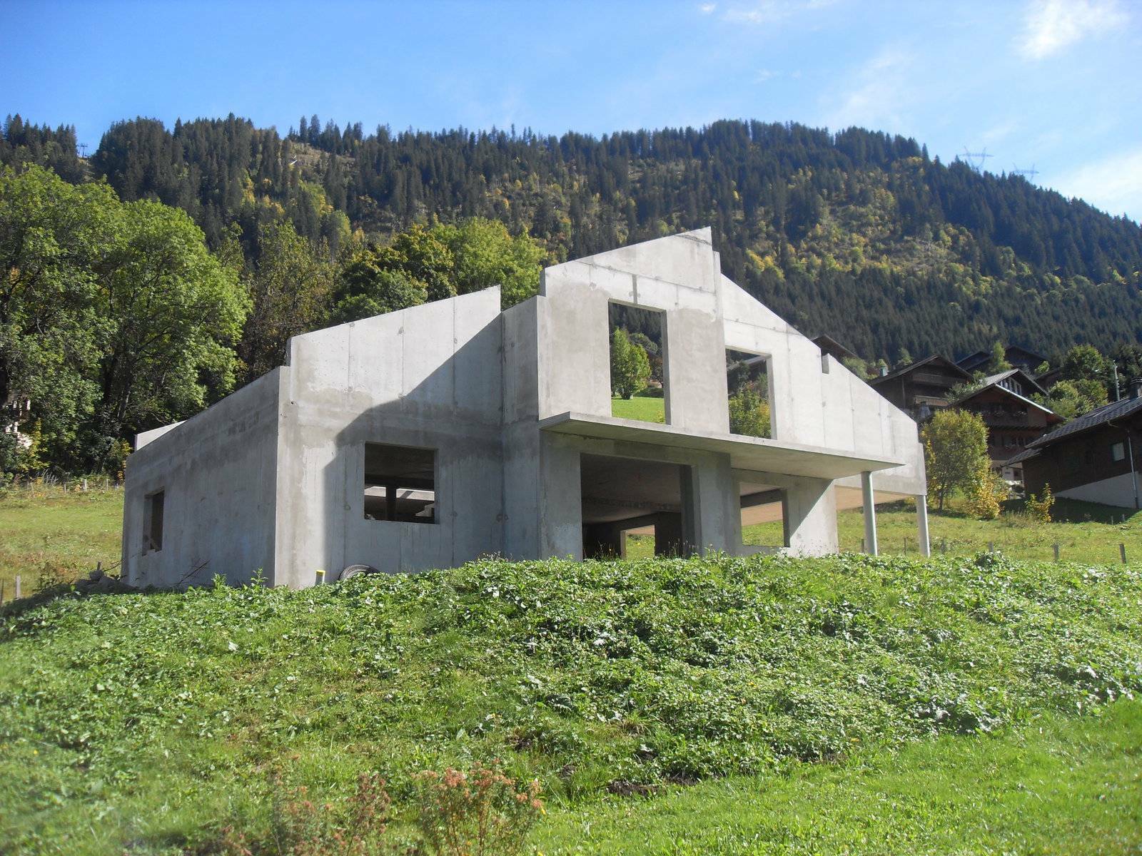 Construire l'avenir sur des <span style=color:#ff7a00; font-weight:bold;>bases solides</span>.&nbsp;.